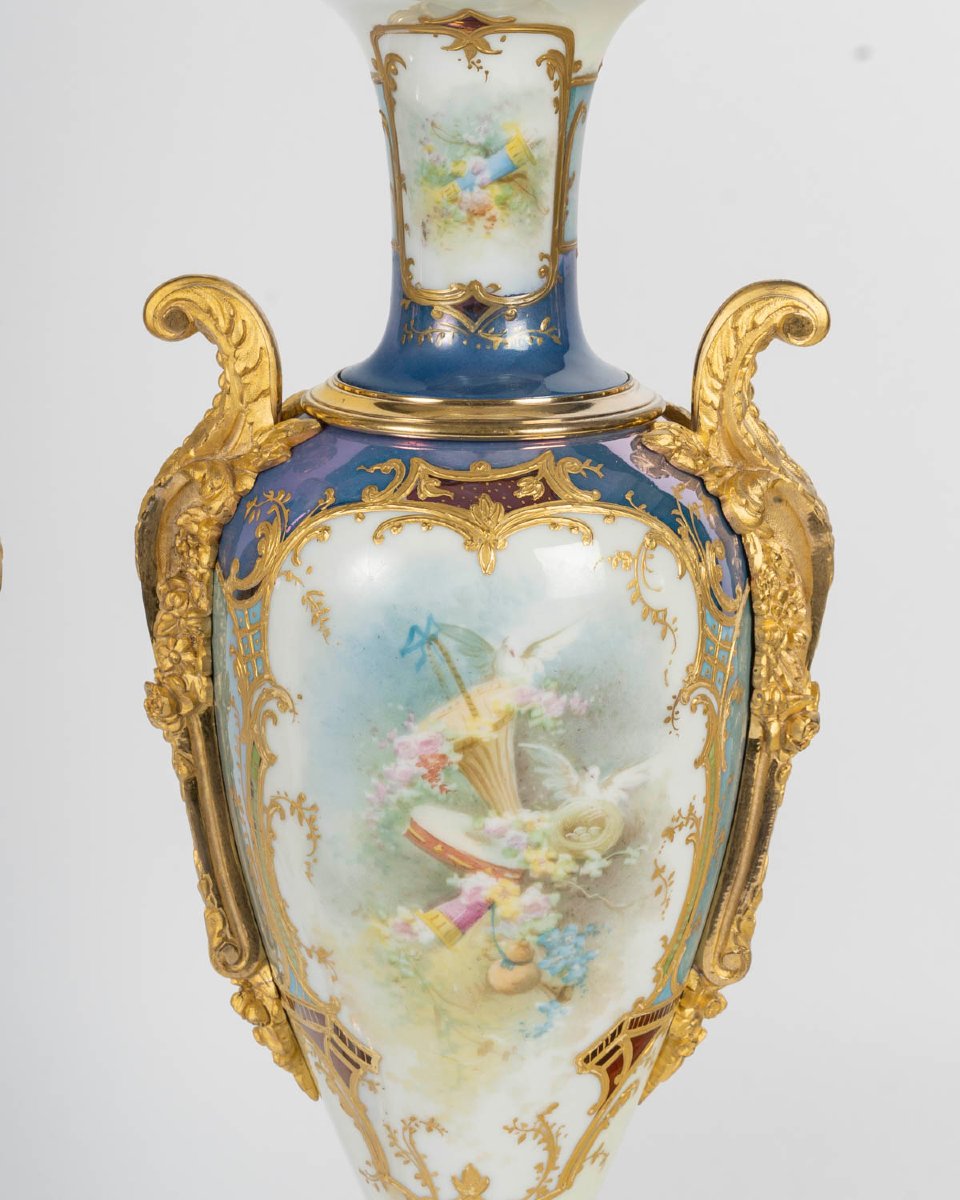 Paire de vases couverts en porcelaine peinte et bronze doré, XIXᵉ siècle-photo-1