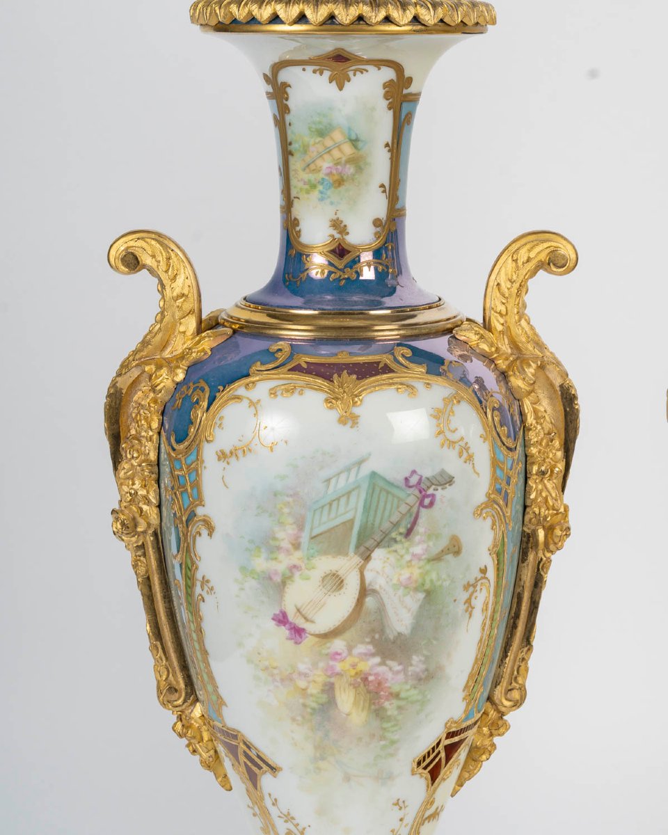 Paire de vases couverts en porcelaine peinte et bronze doré, XIXᵉ siècle-photo-2