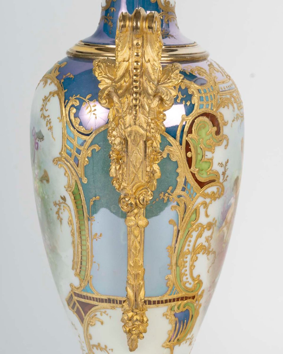 Paire de vases couverts en porcelaine peinte et bronze doré, XIXᵉ siècle-photo-4