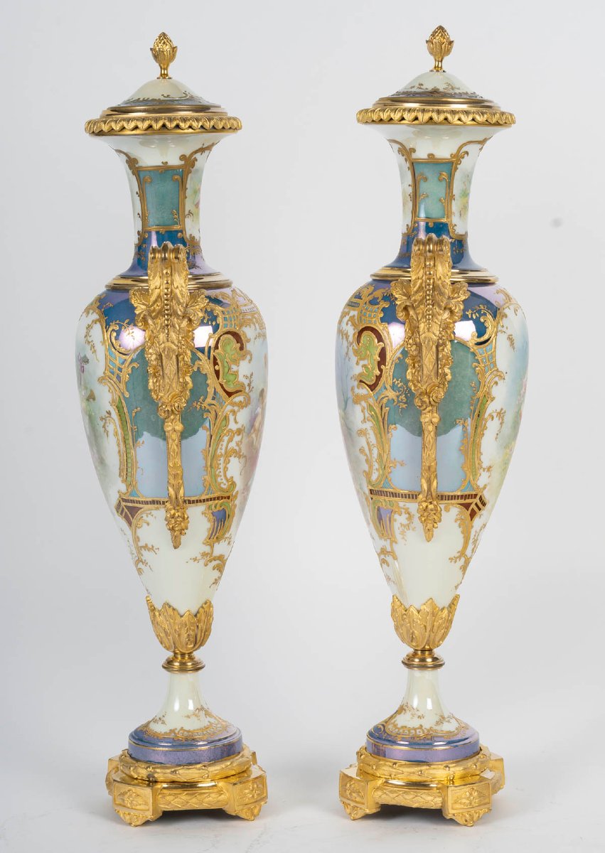 Paire de vases couverts en porcelaine peinte et bronze doré, XIXᵉ siècle-photo-5