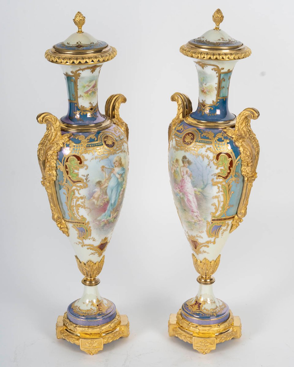 Paire de vases couverts en porcelaine peinte et bronze doré, XIXᵉ siècle-photo-6
