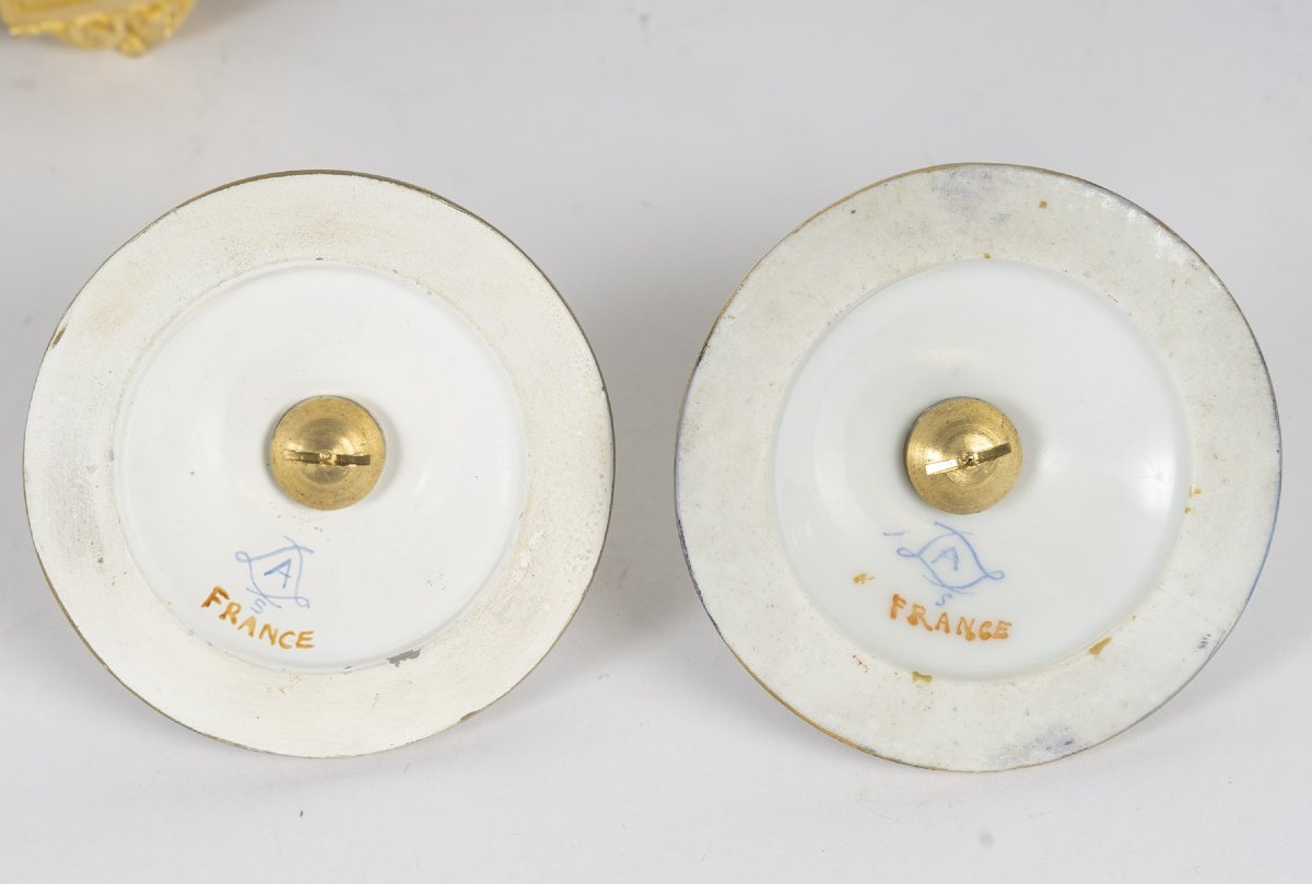 Paire de vases couverts en porcelaine peinte et bronze doré, XIXᵉ siècle-photo-7