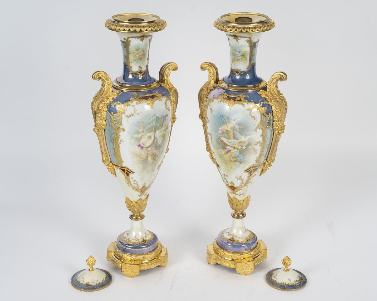 Paire de vases couverts en porcelaine peinte et bronze doré, XIXᵉ siècle-photo-8