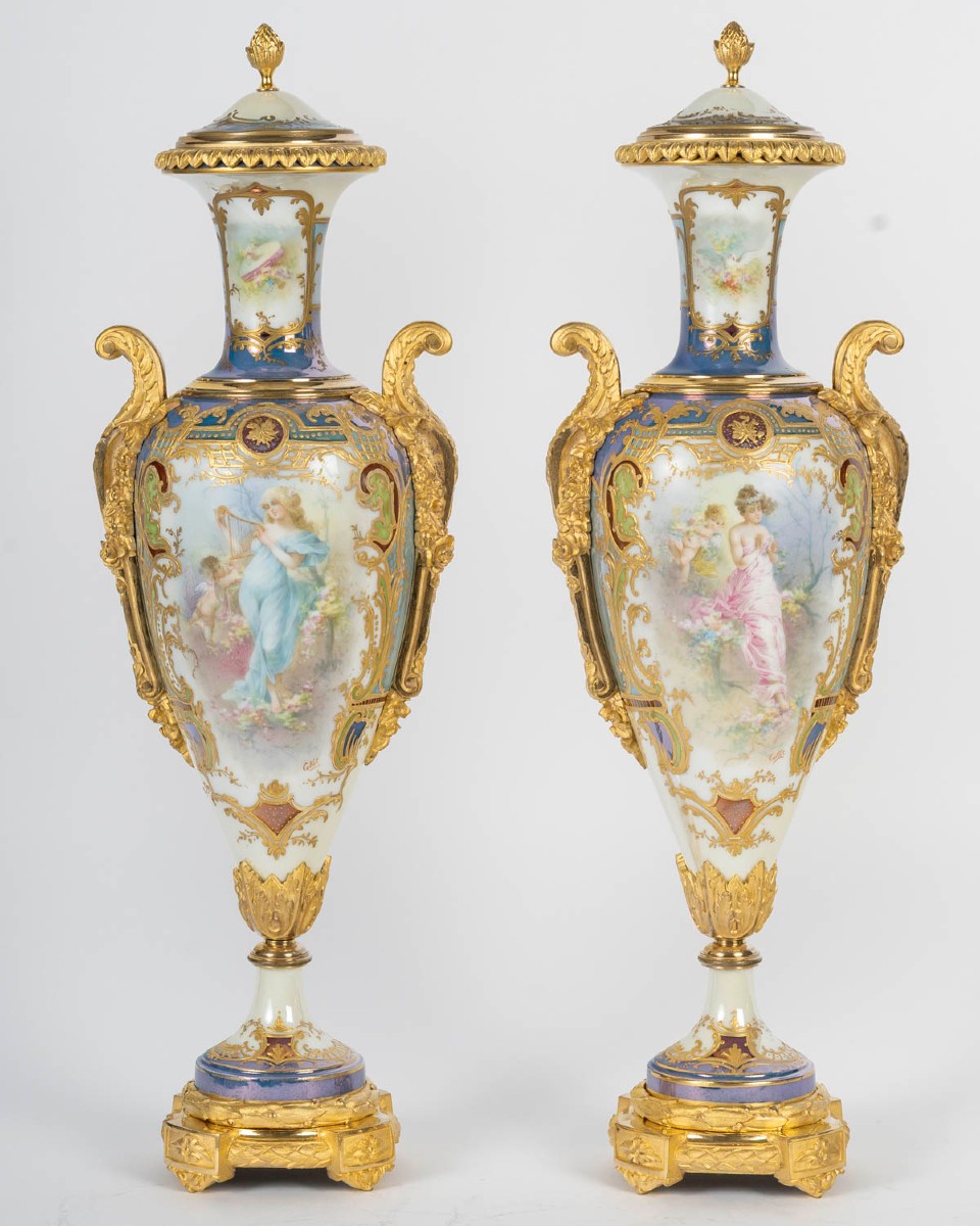 Paire de vases couverts en porcelaine peinte et bronze doré, XIXᵉ siècle