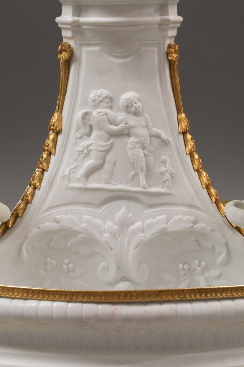 Garniture de trois pièces en biscuit et bronze doré, XIXᵉ siècle-photo-3