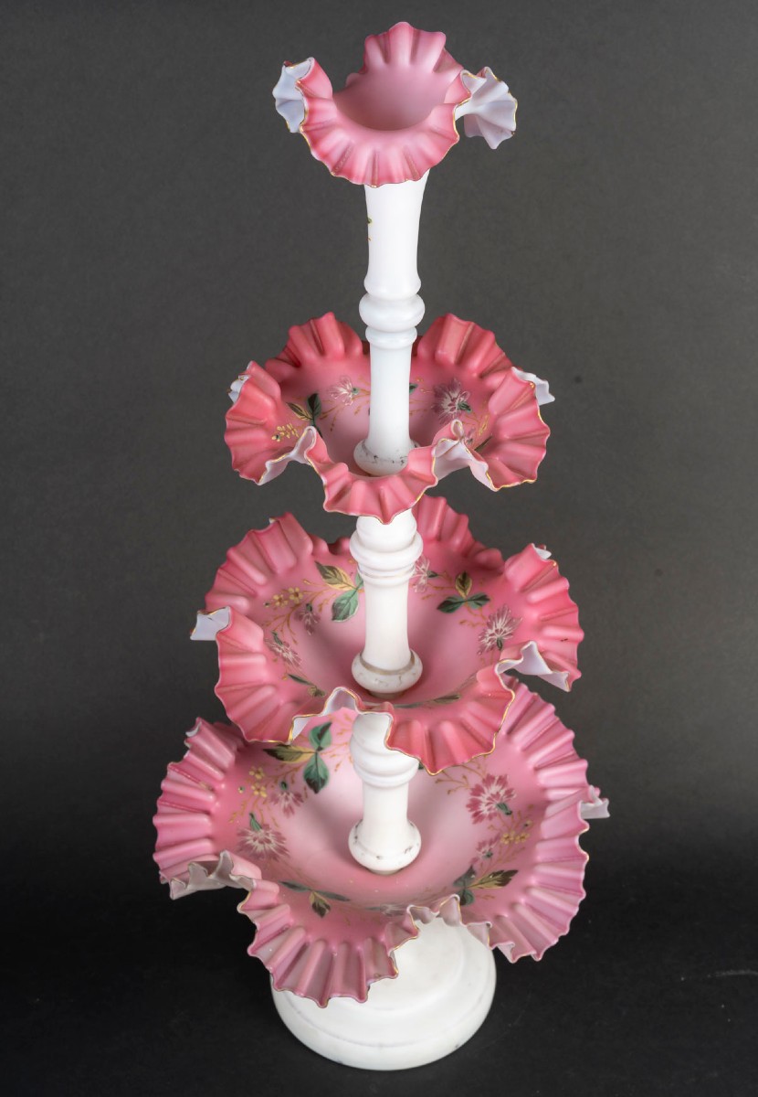 Centre de table en opaline rose et blanche à décor floral – Style Victorien, fin XIXᵉ siècle