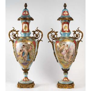 Très Importants Paire De Vases En Porcelaine De Sèvres Turquoise Brillant, Signé.