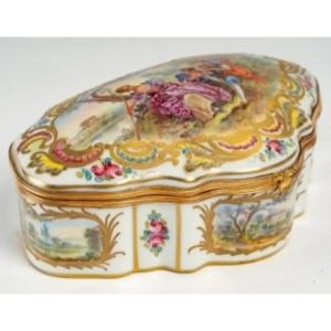 Magnificent Box In White Sèvres Porcelain, XIXth Century