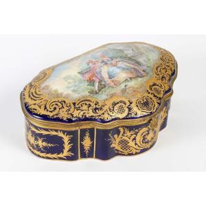 Beautiful Box, Sèvres Porcelain Box, Hand Painted With A Gallant Scene, Signed
