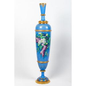 TRÉS GRAND Vase En Opaline De Baccarat Bleu, Décoré Par Des Dessins De Fleurs 