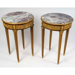 Paire de Guéridons en bois sculpté et doré, dessus en marbre, style Louis XVI, début XXe siècle
