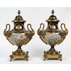 Paire de vases couverts en porcelaine à décor peint et montures en bronze doré – Style Louis XV