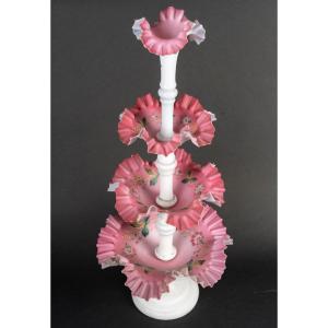Centre de table en opaline rose et blanche à décor floral – Style Victorien, fin XIXᵉ siècle