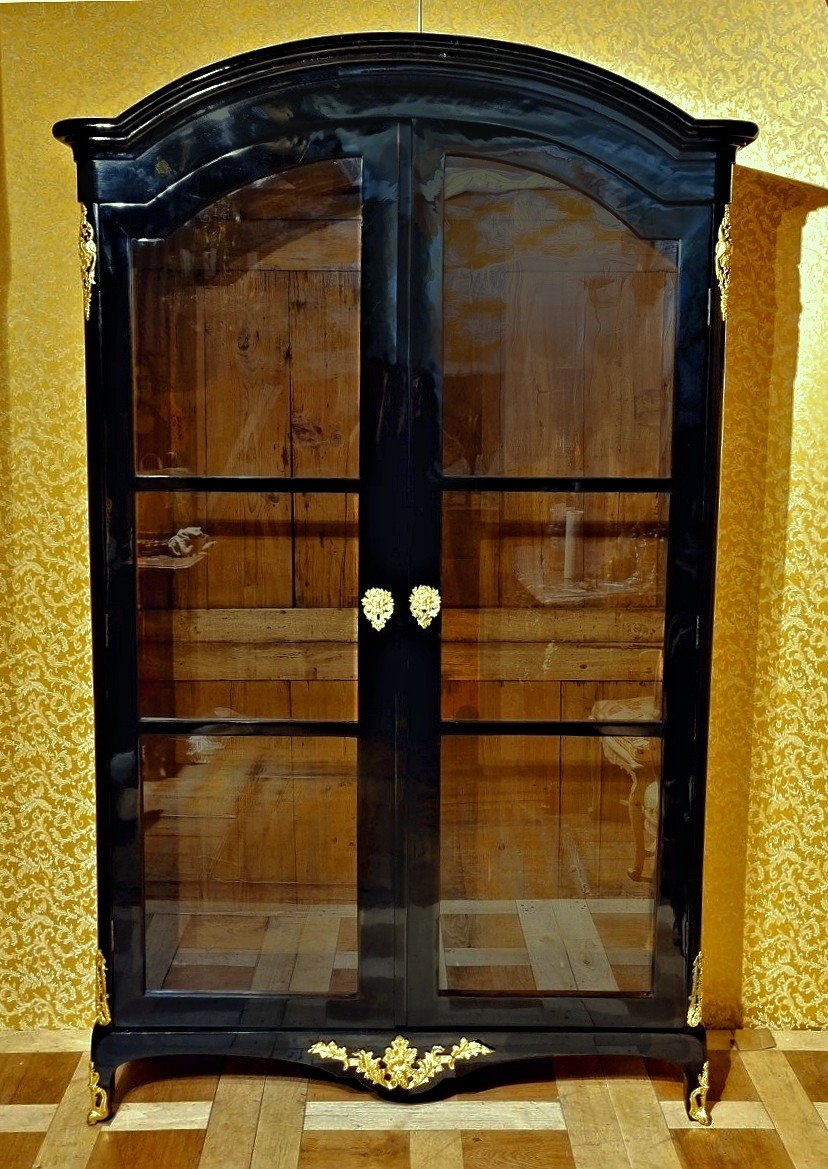 Regency Black Lacquer Showcase Bookcase Circa 1720 H. 237 Cm, W. 148 Cm, D. 42 Cm