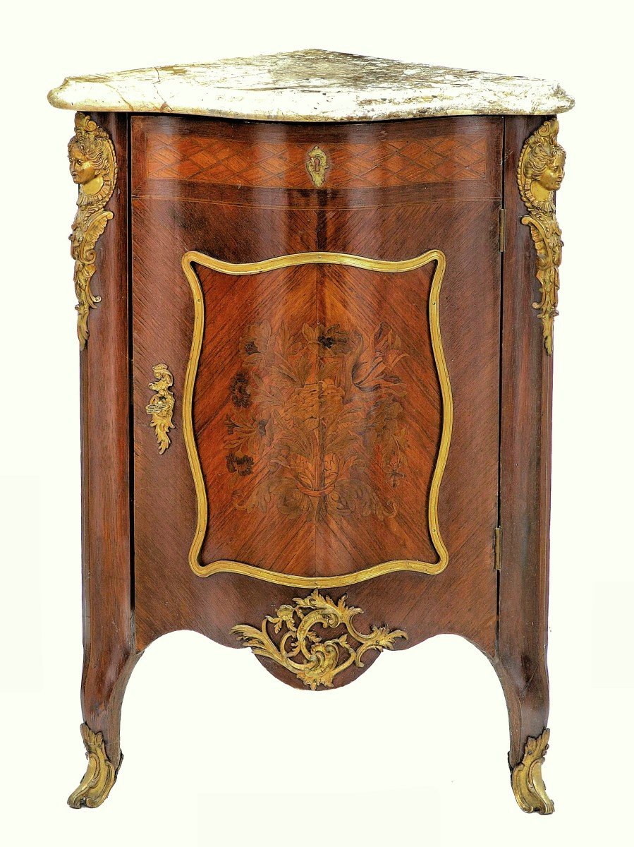 Encoignure Louis XV Vers 1750  Estampillée Pierre Bernard et Pierre Gouthière (1732-1813)