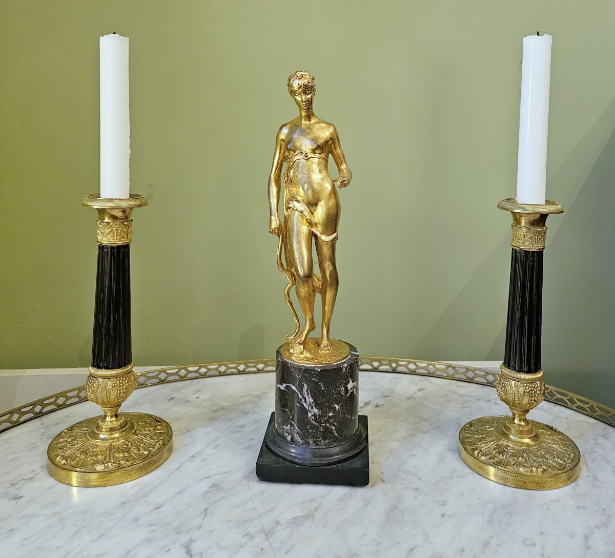 Diana Sculpture en bronze doré sur Colonne De Marbre Empire Vers 1810 H. 33,5 Cm