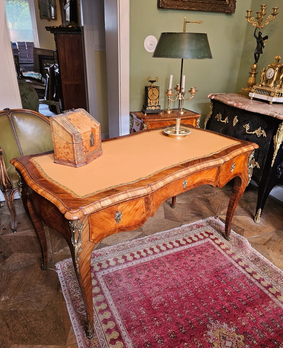 Bureau Plat Louis XV estampillée R.ROESSLE L. 130 Cm, P. 70 Cm, H. 77 Cm  -photo-4