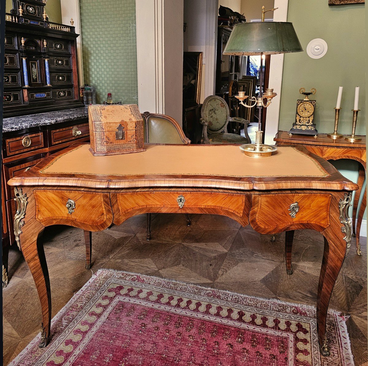 Bureau Plat Louis XV estampillée R.ROESSLE L. 130 Cm, P. 70 Cm, H. 77 Cm  