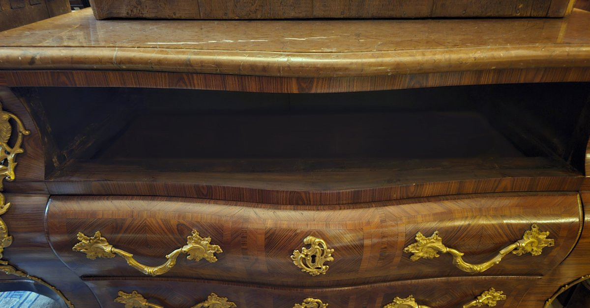 Regency Commode Circa 1720 L. 115 Cm, D. 57 Cm, H. 82 Cm Rich Gilt Bronze Ornamentation-photo-5