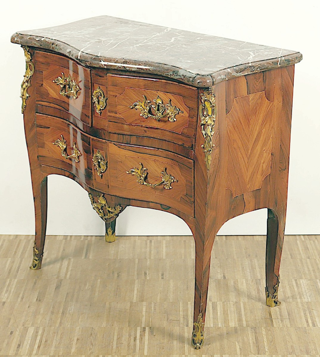 Commode Louis XV vers 1750  Hauteur 82 cm, largeur 83 cm, profondeur 42 cm 