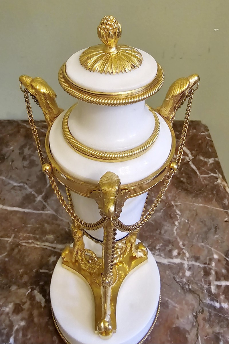 Cassolette Louis XVI vers 1790  H. 28 cm  Bronze doré et marbre blanc Très fin travail -photo-4