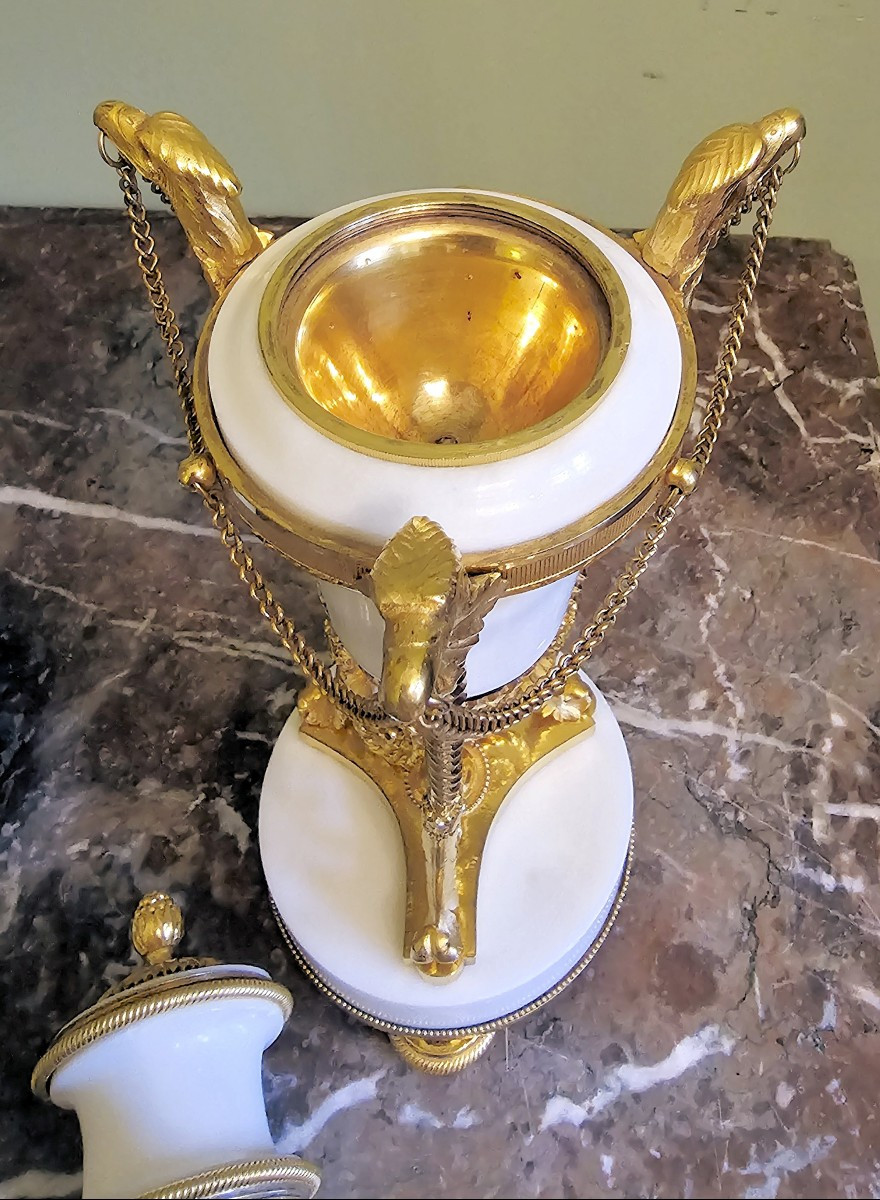 Cassolette Louis XVI vers 1790  H. 28 cm  Bronze doré et marbre blanc Très fin travail -photo-3