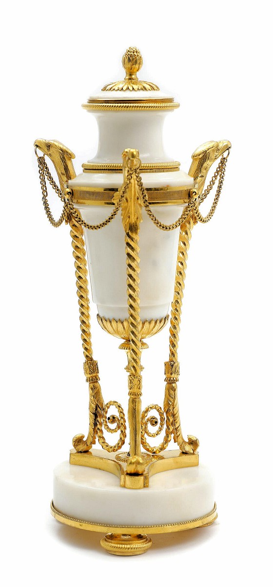 Louis XVI Cassolette, Circa 1790, H. 28 Cm, Gilt Bronze And White Marble. Very Fine Workmanship. 
