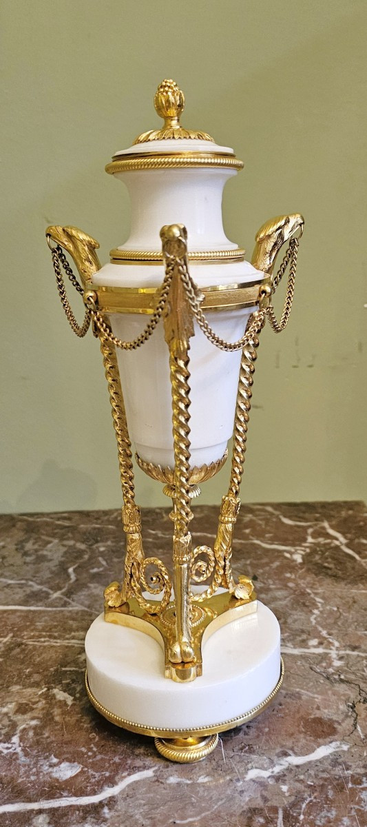 Cassolette Louis XVI vers 1790  H. 28 cm  Bronze doré et marbre blanc Très fin travail 