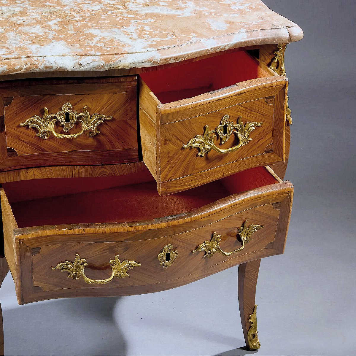 Commode Louis XV vers 1760  Estampillée P ROUSSEL et 2 x JME Jurande des Menuisiers Ébénistes  -photo-2