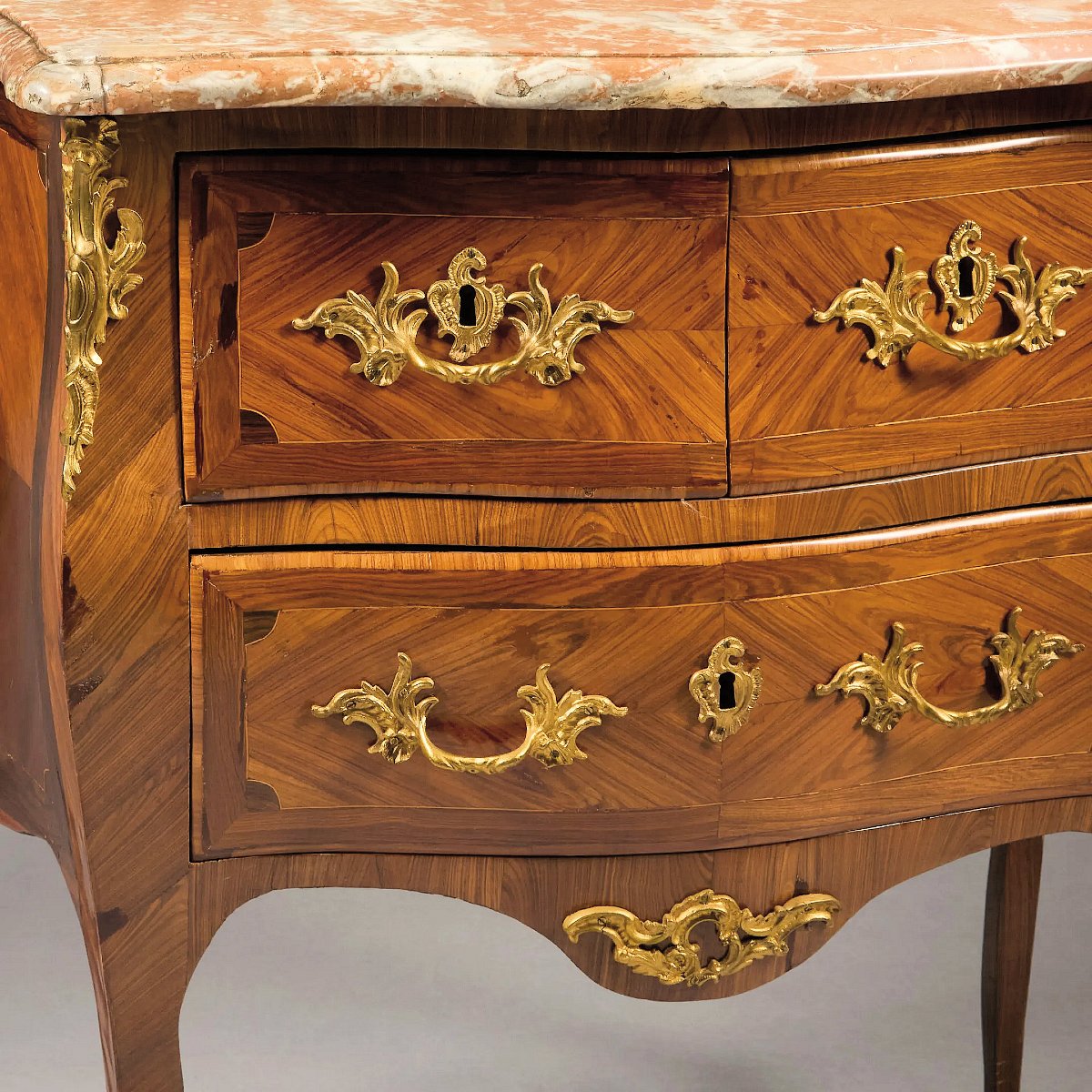 Commode Louis XV vers 1760  Estampillée P ROUSSEL et 2 x JME Jurande des Menuisiers Ébénistes  -photo-4