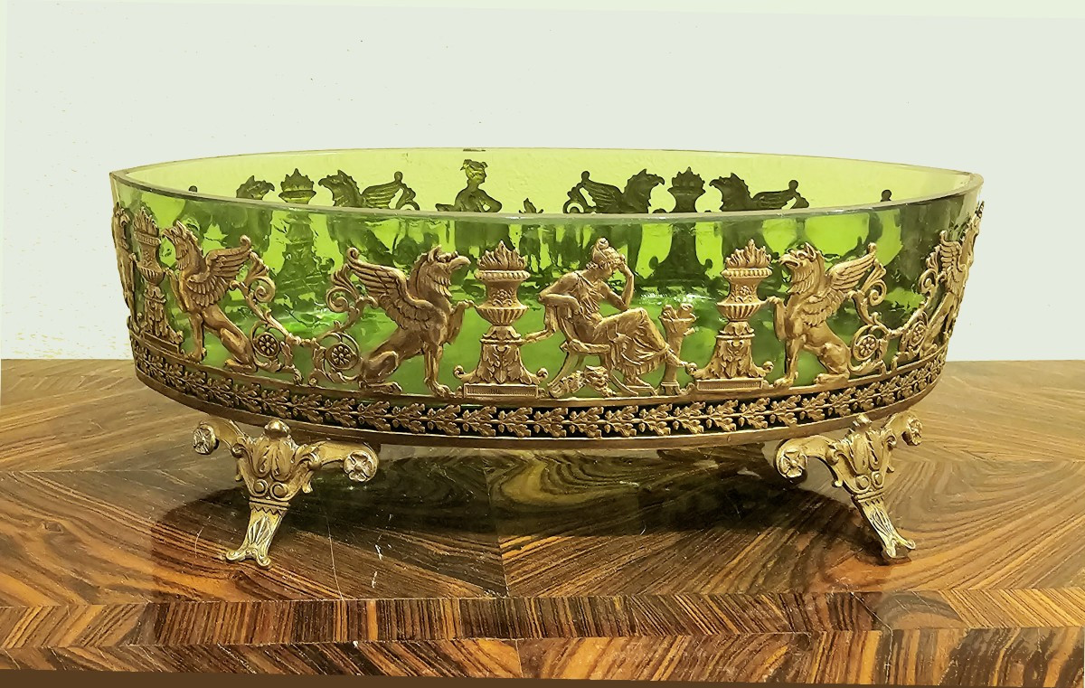 Coupe Verre Empire vers 1820  Verre vert avec monture ajourée et doré  L. 22 cm