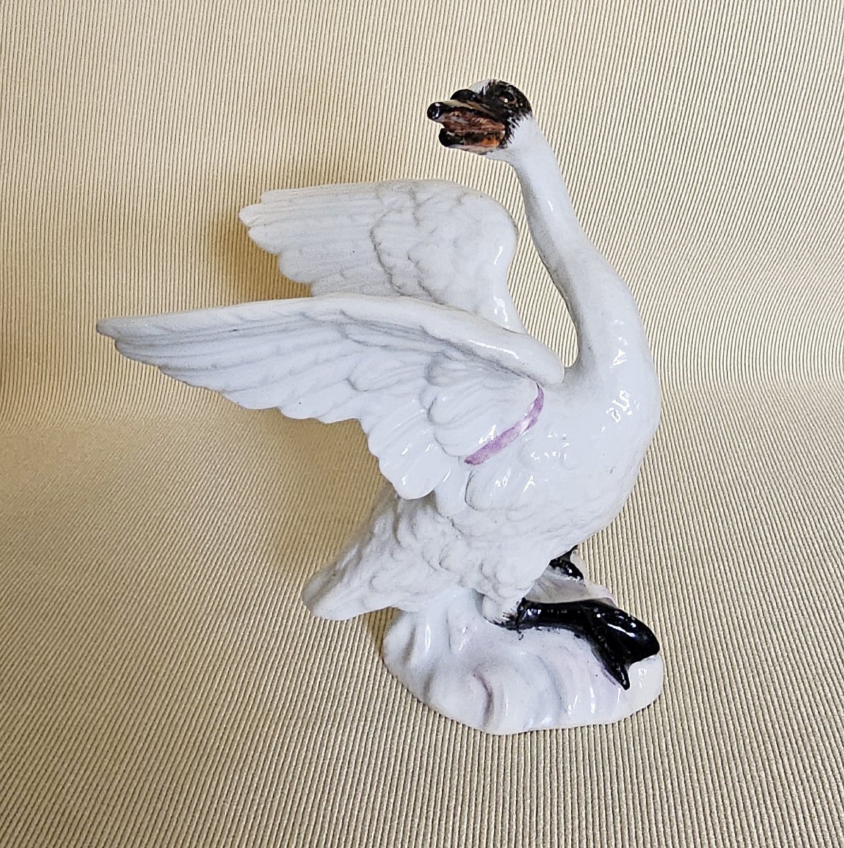Meissen Porcelain Swan, Circa 1765, Designed By Johann Joachim Kaendler  H. 11 Cm -photo-3