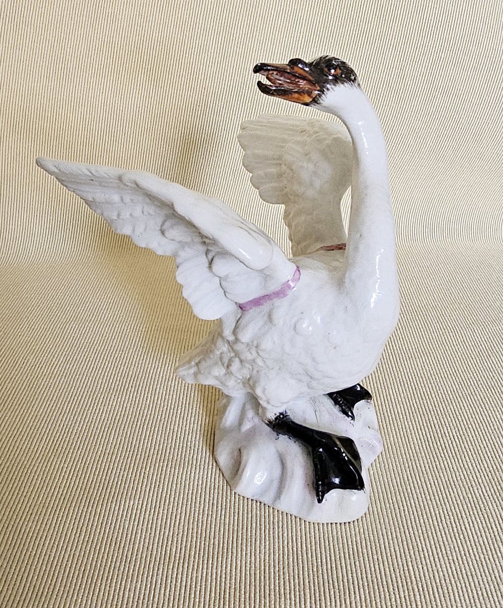 Meissen Porcelain Swan, Circa 1765, Designed By Johann Joachim Kaendler  H. 11 Cm -photo-4