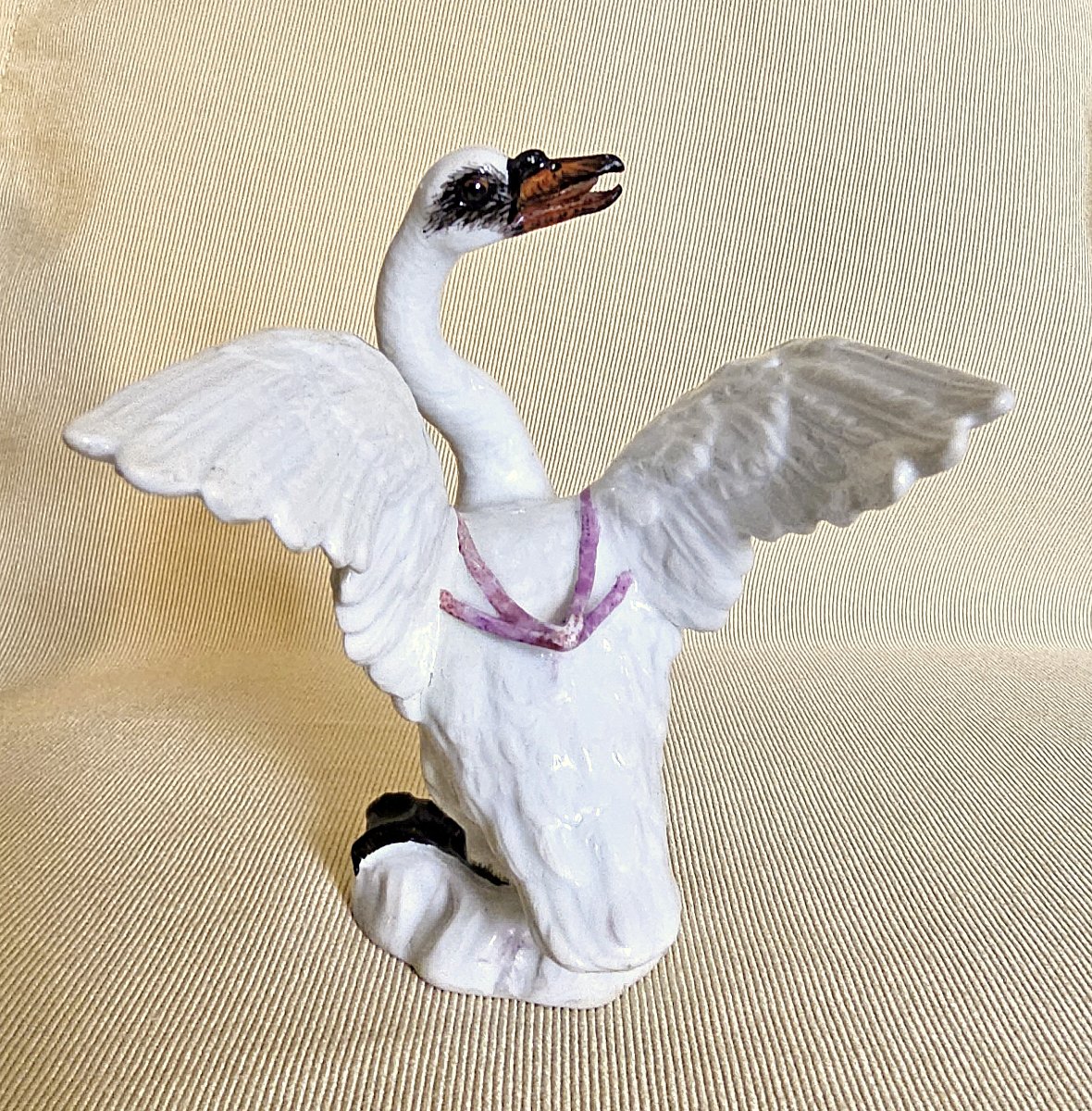 Meissen Porcelain Swan, Circa 1765, Designed By Johann Joachim Kaendler  H. 11 Cm -photo-1