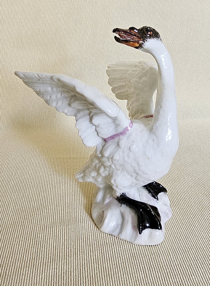Meissen Porcelain Swan, Circa 1765, Designed By Johann Joachim Kaendler  H. 11 Cm 