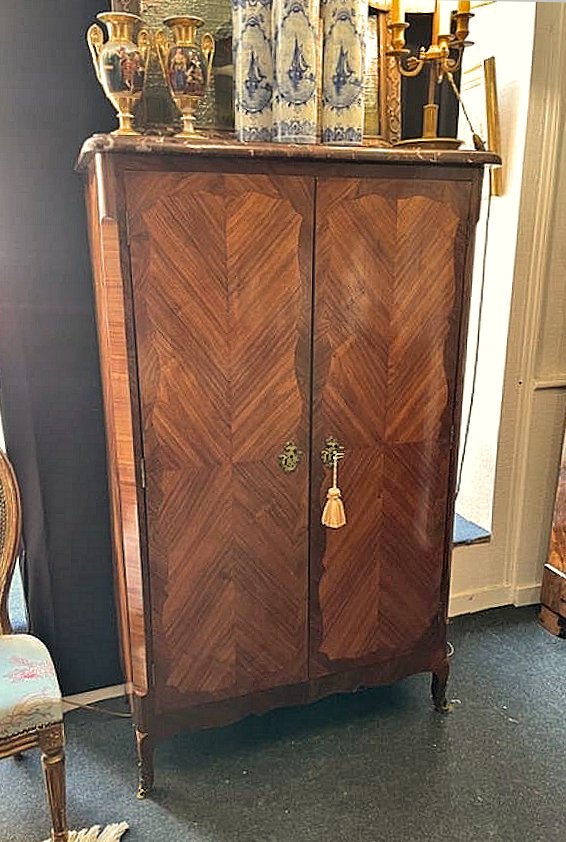 Armoire  Période de transition vers 1765  H. 144 cm, L. 88 cm, P. 40 cm 