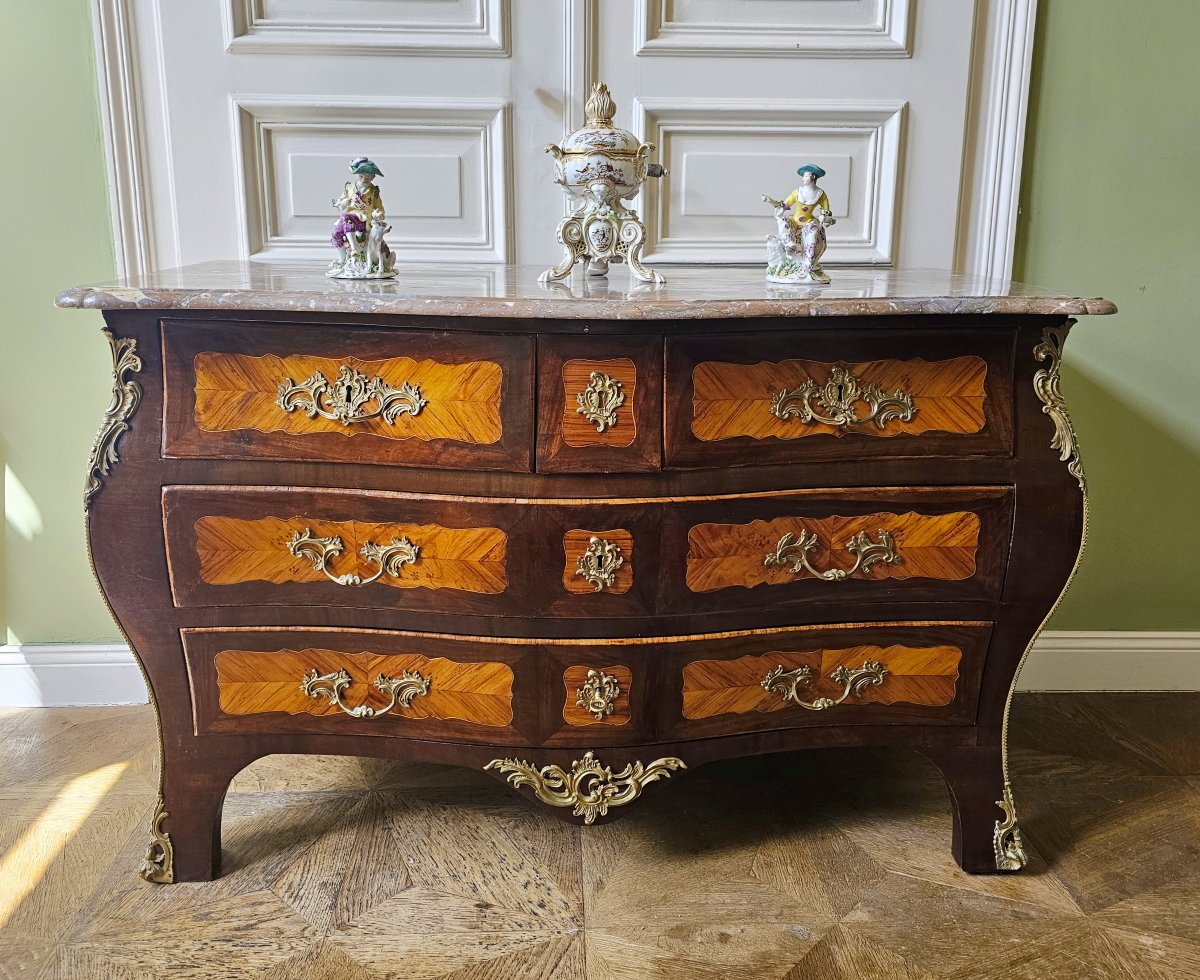 Commode  Louis XV Vers 1760 Attribuée à Jean-Charles Ellaume  Maître depuis le 6 novembre 1754
