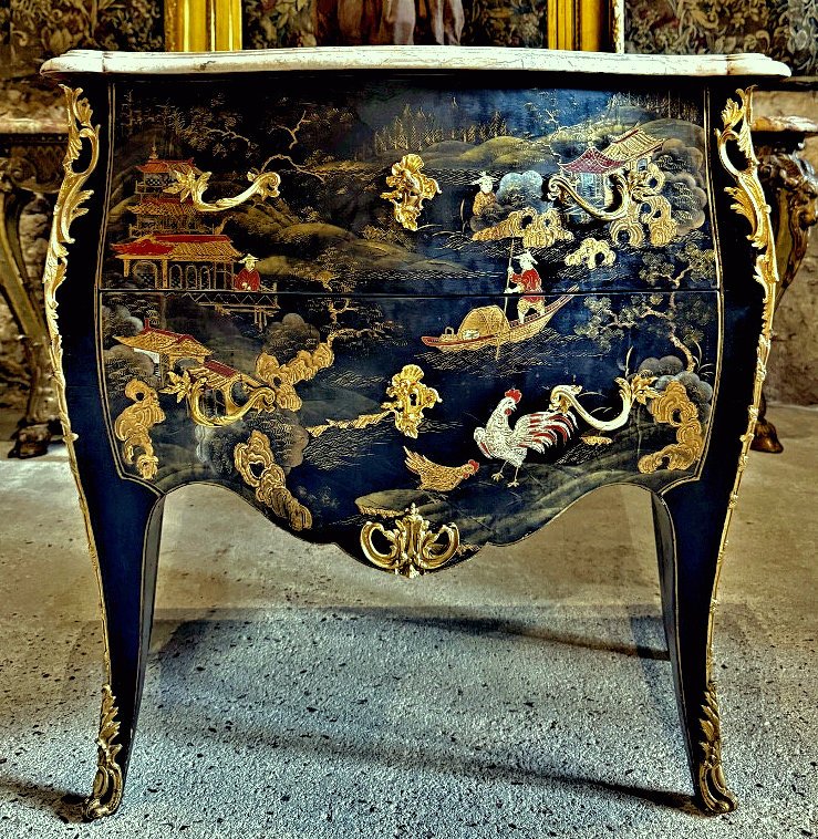 Commode Louis XV vers 1750 Laque de Coromandel Attribuée à Adrien Delorme 
