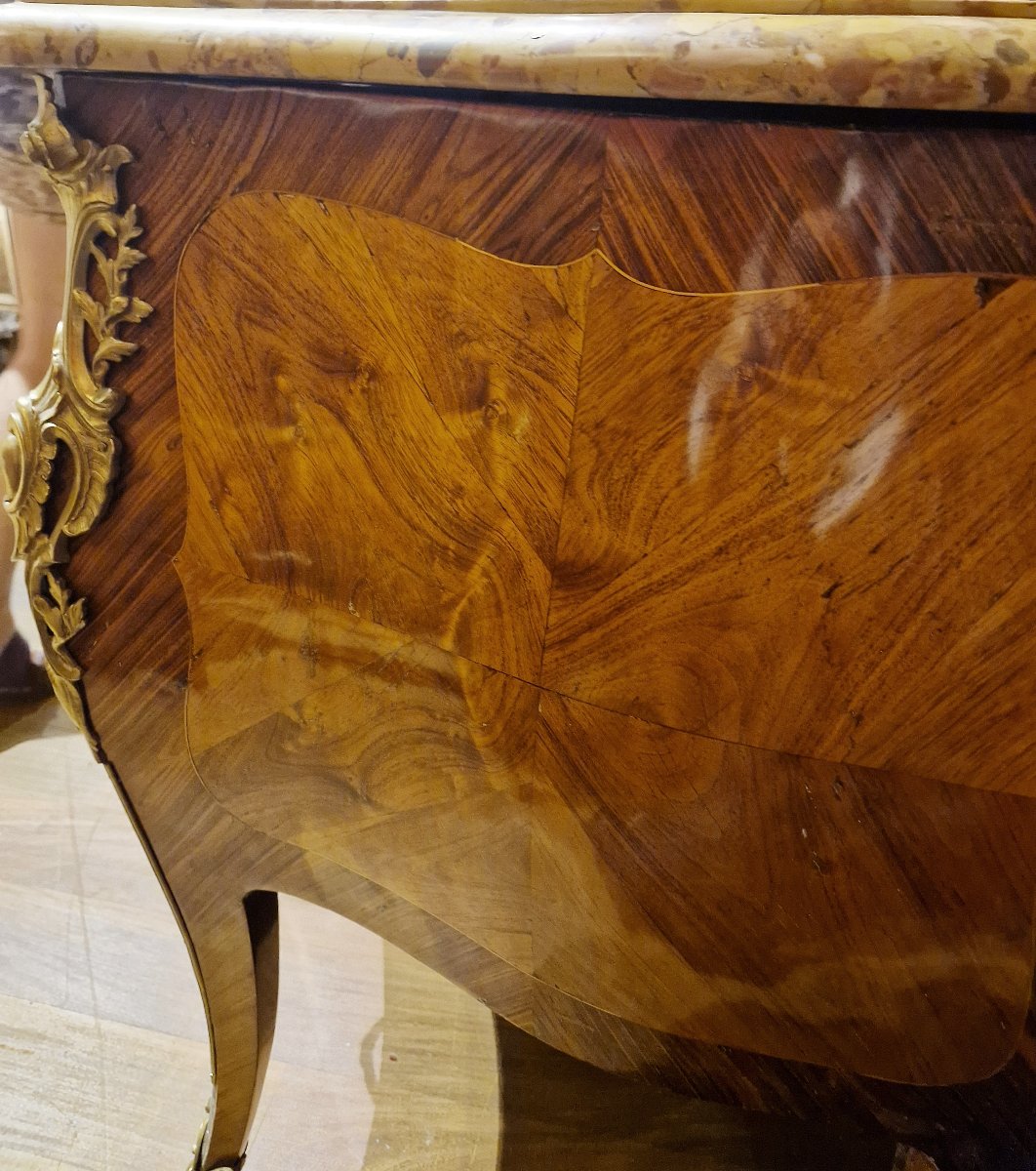 Commode Louis XV vers 1760 estampillée « J C… » Jacques-Charles-Denis Chartier ainsi que JME -photo-1