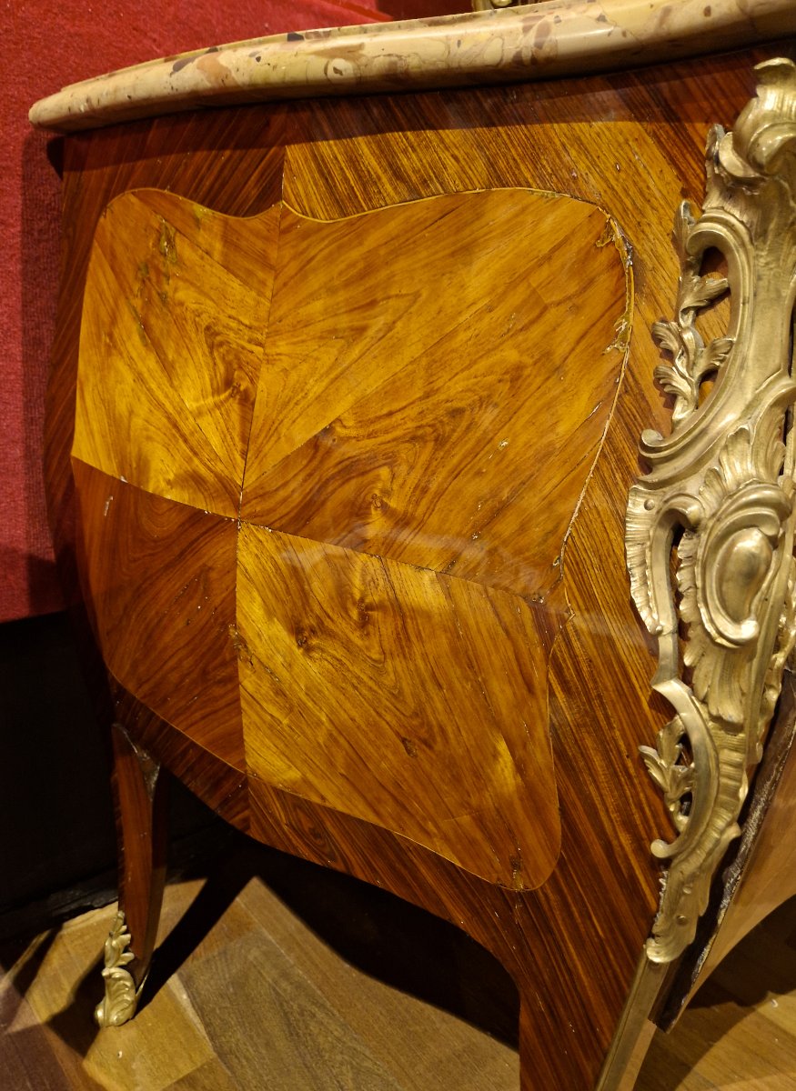 Commode Louis XV vers 1760 estampillée « J C… » Jacques-Charles-Denis Chartier ainsi que JME -photo-4