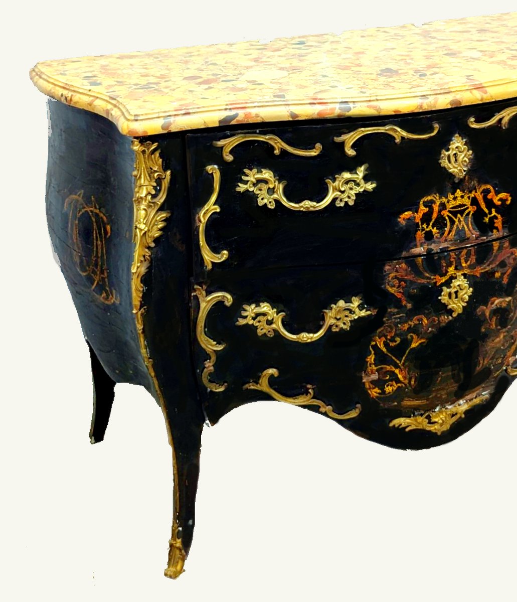 Commode Louis XV vers 1750 Laque noire avec armoiries nobiliaires dans un cartouche-photo-1