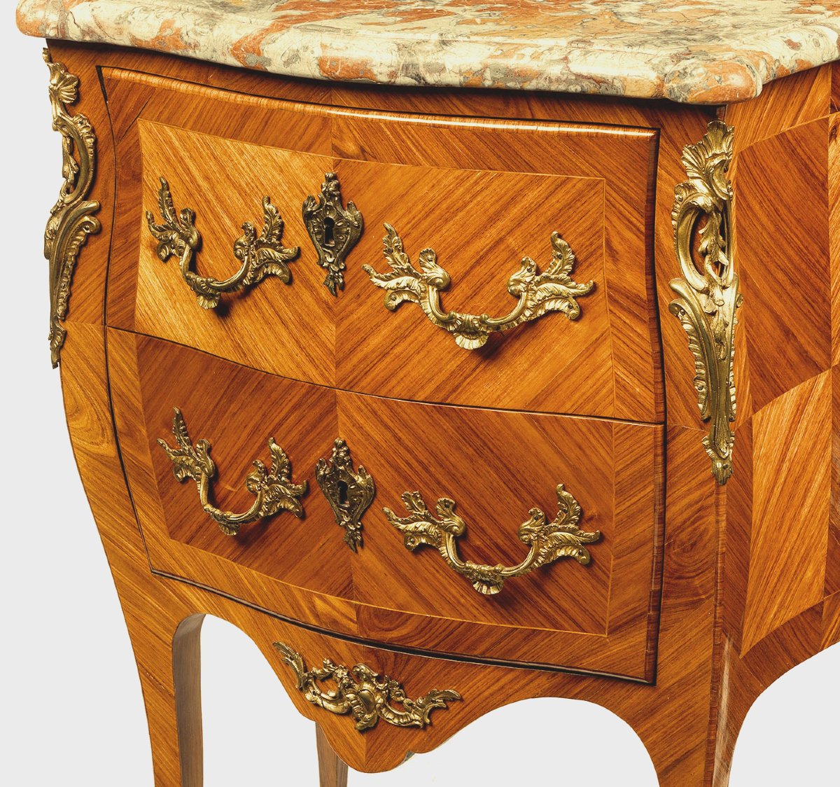 Commode Louis XV Estampillée L.BOUDIN vers 1765    H. 83 cm, L. 59 cm, P. 41 cm. -photo-4