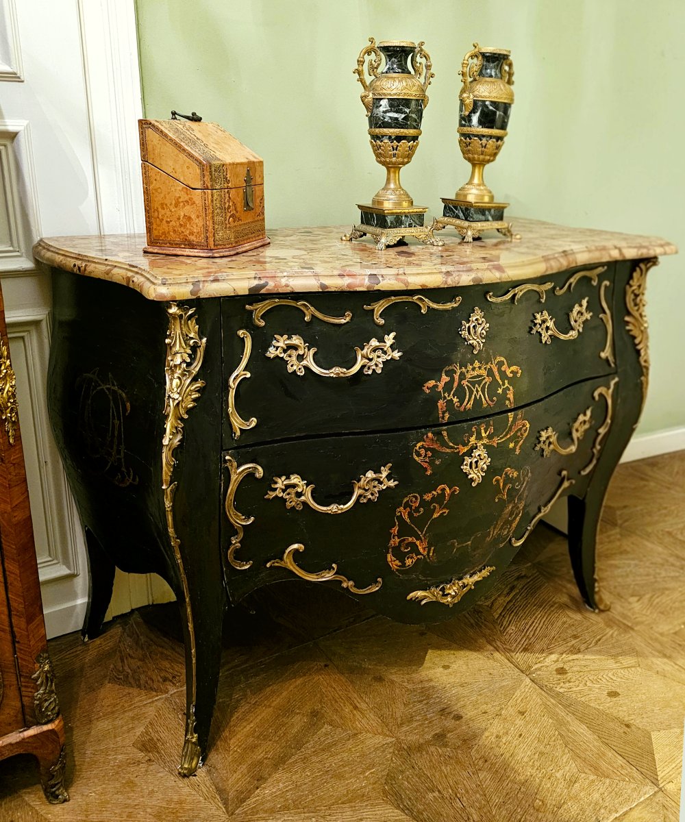 Louis XV Chest Of Drawers, Circa 1750; Black Lacquer With A Noble Coat Of Arms In A Cartouche-photo-2