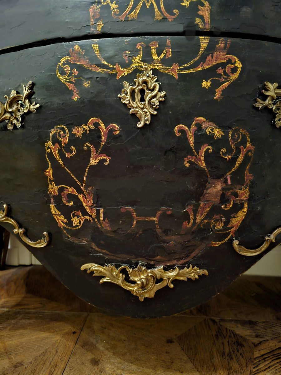 Louis XV Chest Of Drawers, Circa 1750; Black Lacquer With A Noble Coat Of Arms In A Cartouche-photo-3