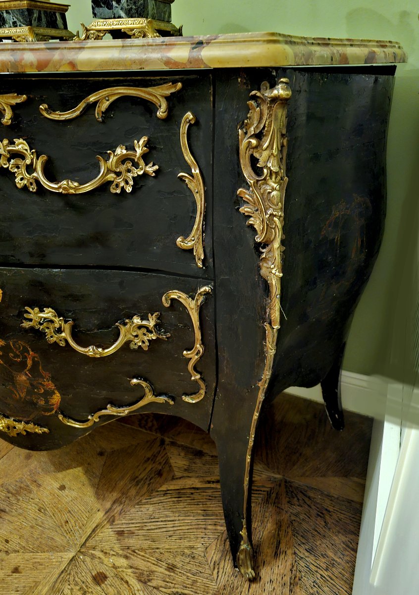 Louis XV Chest Of Drawers, Circa 1750; Black Lacquer With A Noble Coat Of Arms In A Cartouche-photo-4