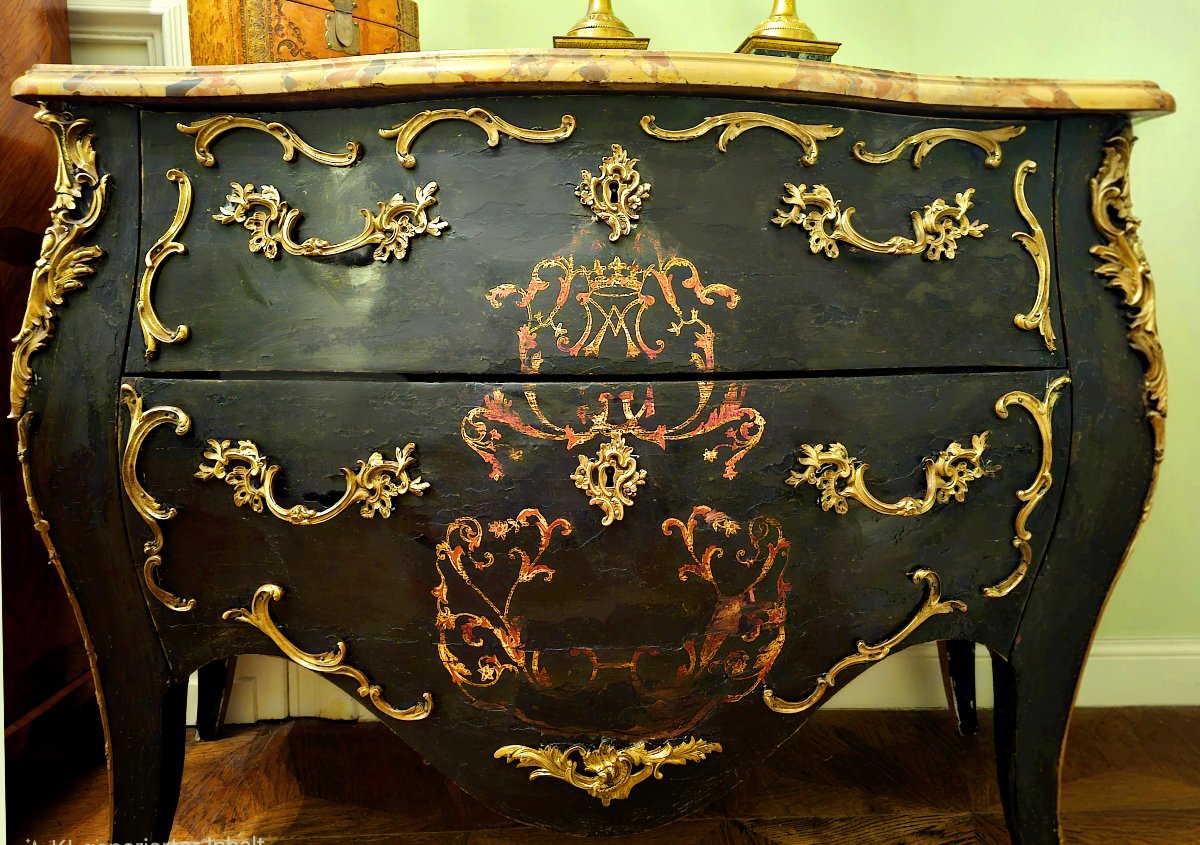 Louis XV Chest Of Drawers, Circa 1750; Black Lacquer With A Noble Coat Of Arms In A Cartouche-photo-3