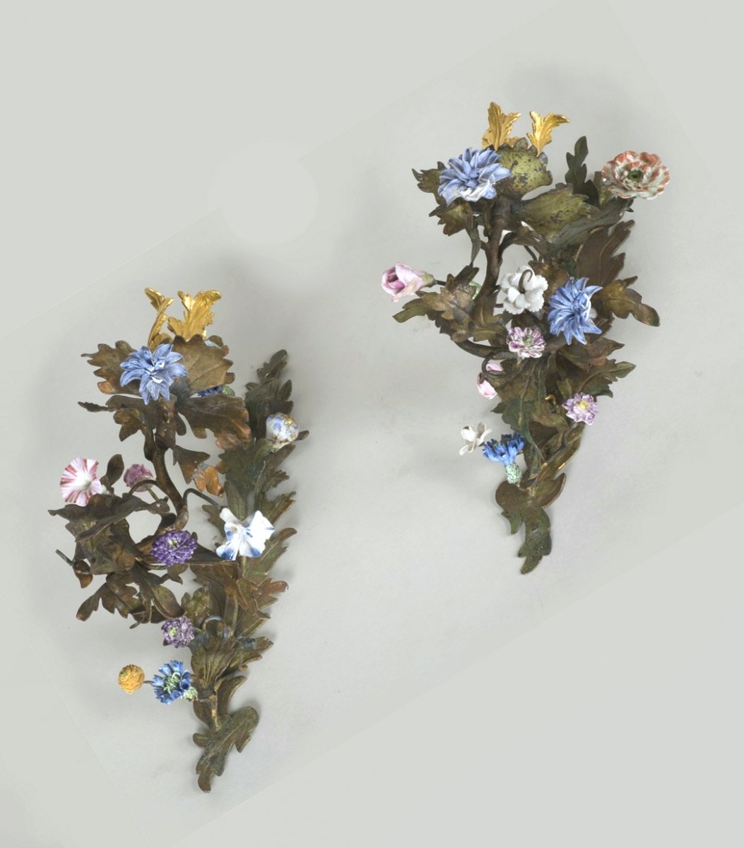 Pair Appliques With Flowers In Louis XV Porcelain Around 1750