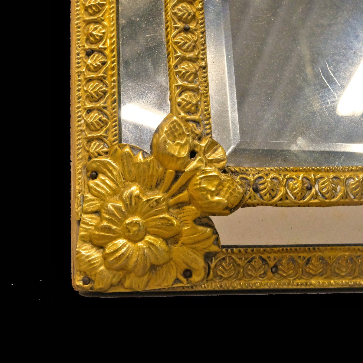 Miroir Louis XIV   50 X 26,5 Cm  Métal Sur Bois Repoussé Et Doré Verre à Facettes -photo-2