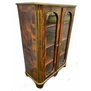 Vitrine Régence vers 1720  H.131 cm, L.90 cm, P.47 cm  
