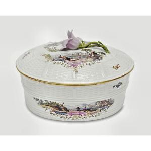 Ludwigsburg Porcelaine Boîte ovale avec couvercle  1765  Gottlieb Friedrich Riedel